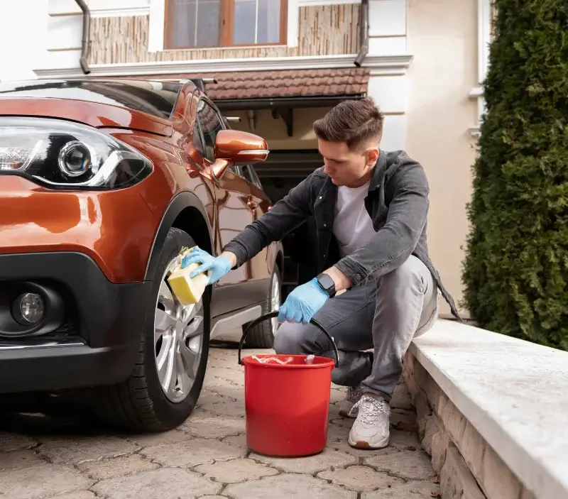 Lavage auto à domicile Saint-Germain-en-Laye : professionnel intervenant sur un véhicule